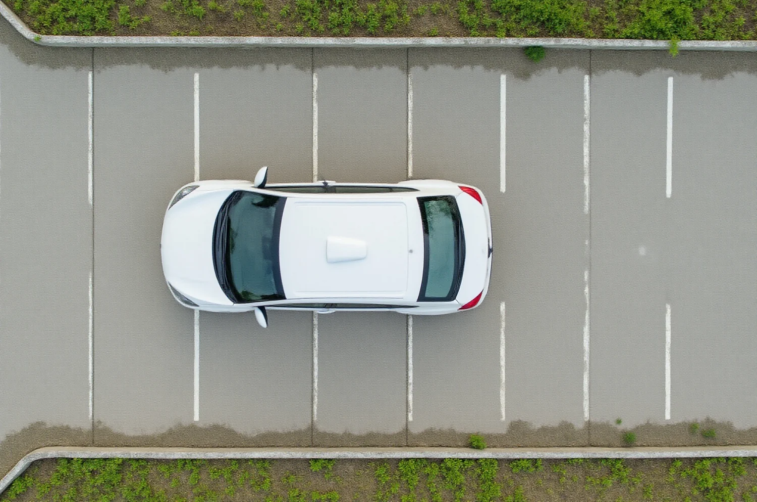 Švarus automobilis pažymėtoje vietoje iš viršaus