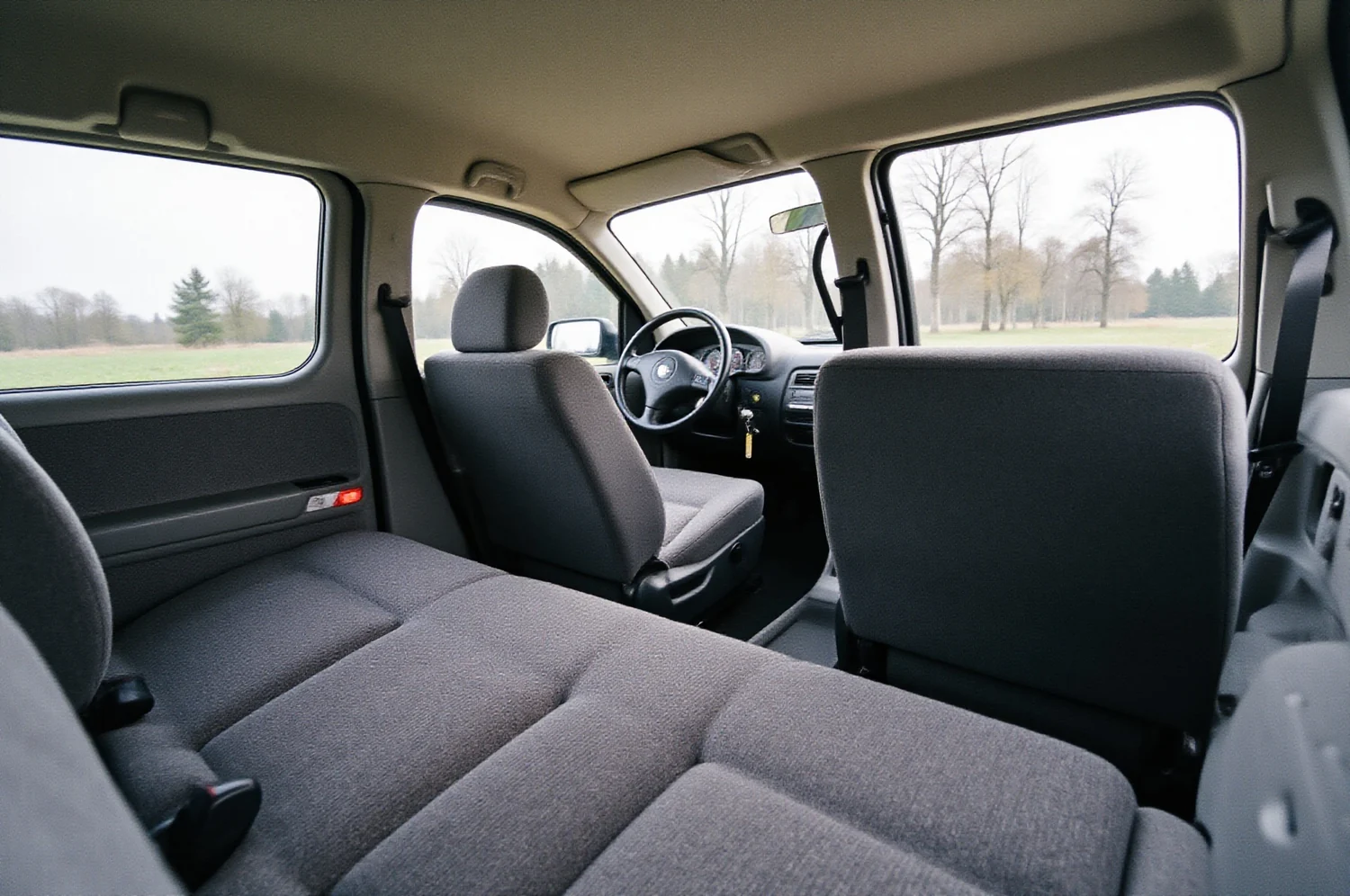 Nepriekaištingas tuščias automobilio salonas